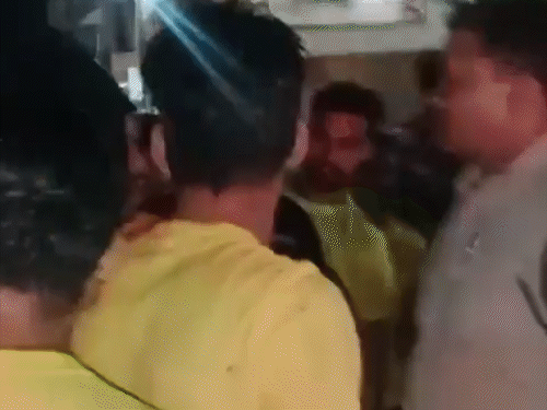 आरक्षक वीडियो बनाने लगे तो युवक उनके हाथ से मोबाइल छीनने लगे। फिर धक्कामुक्की की।