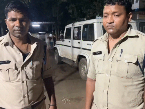 पुलिसकर्मियों पर बदमाशों ने हमला कर दिया। झूमाझटकी की और कॉलर पकड़कर वर्दी फाड़ दी।