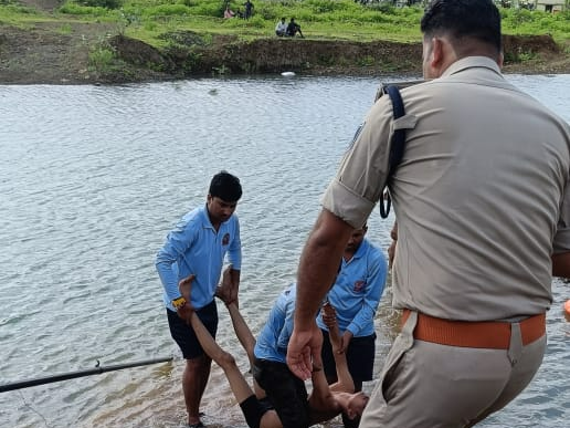 A young man drowned in a pit in the sea and died | सागर में खंती में ...