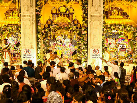 हैदराबाद में रक्षापुरम इलाके के भूलक्ष्मी मंदिर की मूर्ति कुछ लोगों ने तोड़ दी। - Dainik Bhaskar