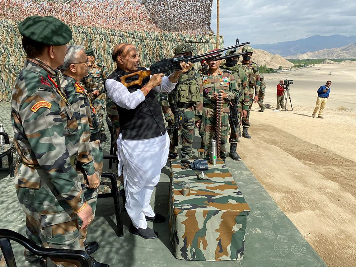इससे पहले फरवरी 2019 में फास्ट-ट्रैक खरीद के तहत भारत ने 647 करोड़ रुपए में 72,400 SiG-716 राइफल्स का ऑर्डर दिया था।