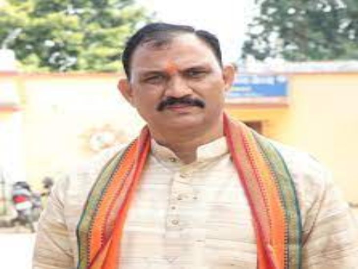 स्वास्थ्य मंत्री ने गांव-गांव में शिविर लगाने को कहा है।