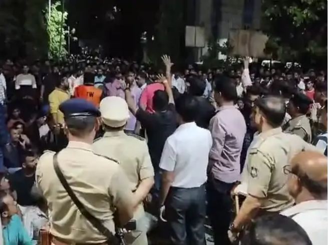 आरोपी को पकड़ने की मांग करते हुए स्थानीय पुलिस थाने में बड़ी संख्या में लोग जमा हो गए थे।