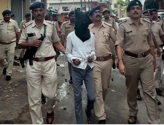 पुलिस बुधवार शाम को आरोपी को वलसाड लेकर आई।