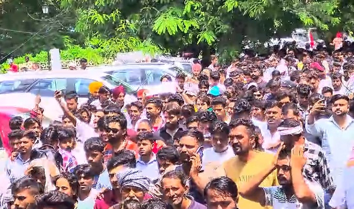 पूर्व सीएम भूपेंद्र सिंह हुड्डा का आवास घेरने के लिए जाते युवा।