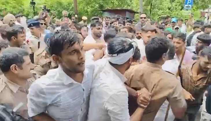 पुलिस के साथ झड़प करते युवा।