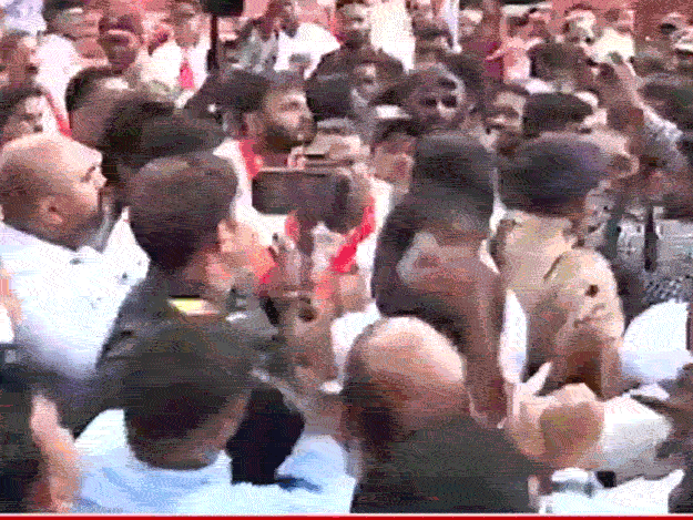 राजकोट किले के बाहर शिवसेना (UBT) और भाजपा कार्यकर्ता आपस में भिड़े। दोनों ने एक-दूसरे की पार्टी के खिलाफ नारेबाजी भी की। - Dainik Bhaskar