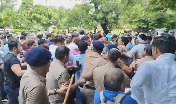 युवाओं को हिरासत में लेकर जाती चंडीगढ़ पुलिस।
