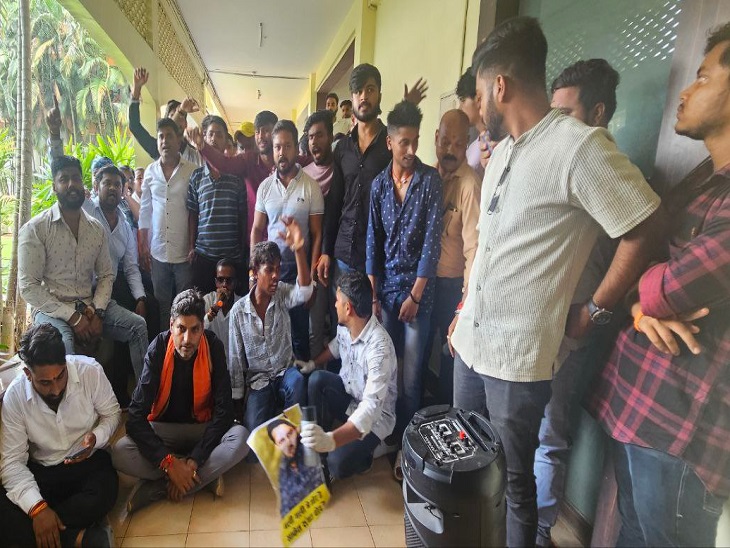 रुंगटा कॉलेज में भाजयुमो का प्रदर्शन - Dainik Bhaskar