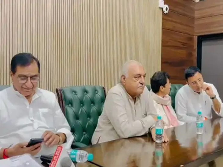 ये तस्वीर 7 पहले की है। प्रदेश चुनाव समिति की बैठक में मौजूद पूर्व सीएम भूपेंद्र सिंह हुड्डा, सिरसा की सांसद कुमारी सैलजा, राज्यसभा सांसद रणदीप सुरजेवाला और कांग्रेस प्रदेश प्रभारी दीपक बाबरिया।