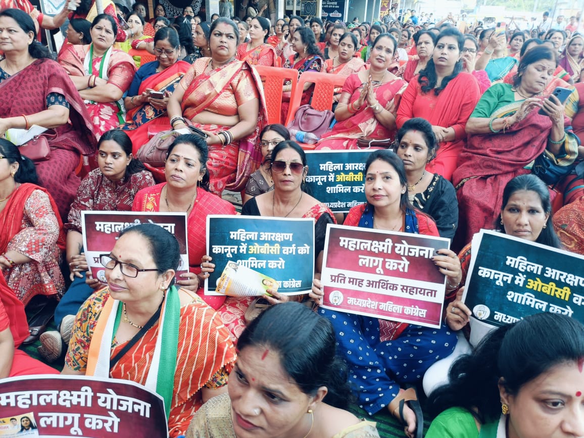 प्रदर्शन के दौरान महिलाएं हाथों में नारे लिखे तख्तियां लिए हैं।