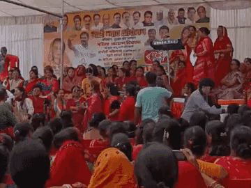 रोशनपुरा चौराहे पर धरना देने के बाद महिला कांग्रेस की सदस्य सीएम हाउस की तरफ रवाना हो गईं।