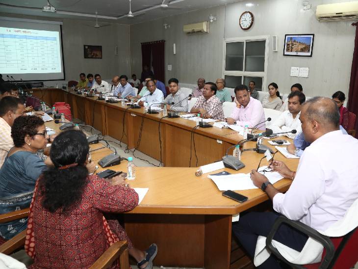 भोपाल जिले के अधिकारियों की मीटिंग लेते कमिश्नर संजीव सिंह। - Dainik Bhaskar