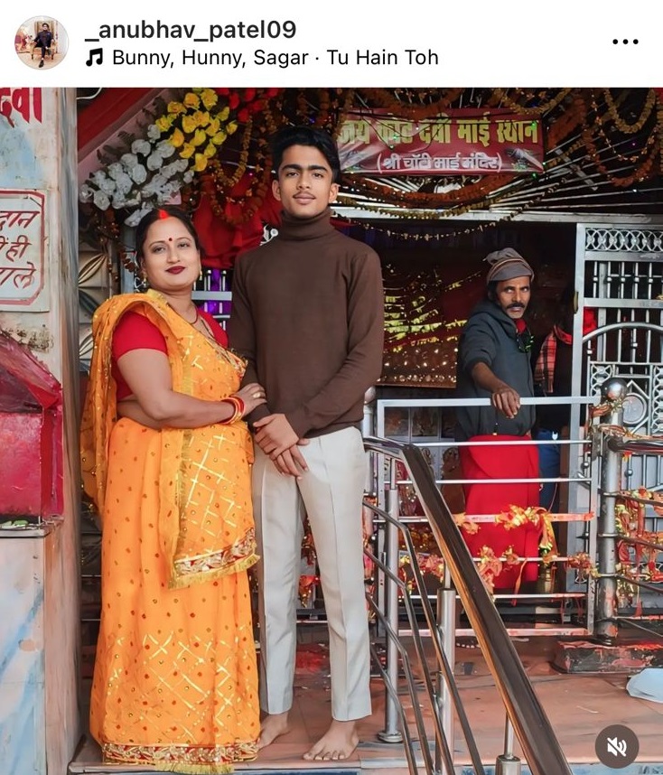 अनुभव की अपनी मां के साथ पोस्ट की गई तस्वीर।