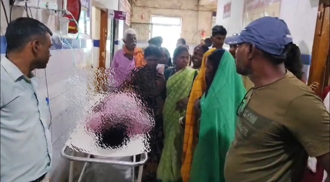 मृतक के परिजन।
