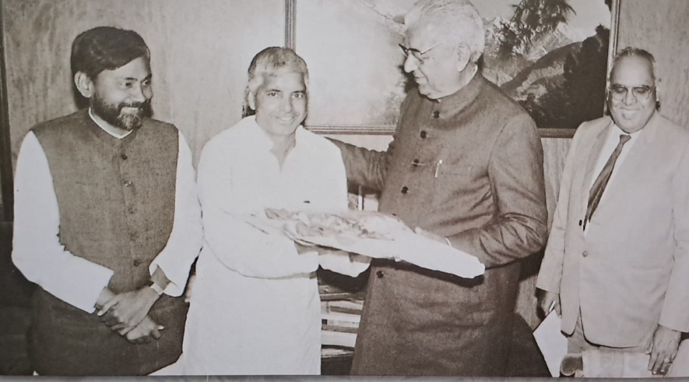 14 मार्च 1990, उप प्रधानमंत्री बनने पर देवीलाल को बधाई देते हुए नीतीश कुमार और लालू यादव।