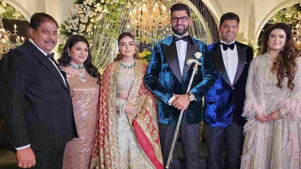 इनेलो नेता अजय चौटाला अपनी पत्नी नैना, दोनों बेटों दुष्यंत-दिग्विजय और दोनों पुत्रवधुओं के साथ।