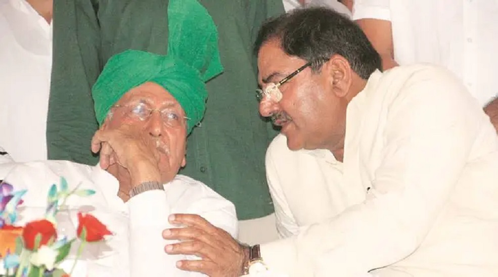 7 अक्टूबर 2018, हरियाणा के गोहाना में इनेलो की सद्भावना रैली के दौरान ओमप्रकाश चौटाला और उनके बेटे अभय चौटाला। इसी रैली में हंगामा करने पर ओमप्रकाश चौटाला ने दुष्यंत और दिग्विजय को इनेलो पार्टी से निकाल दिया था।