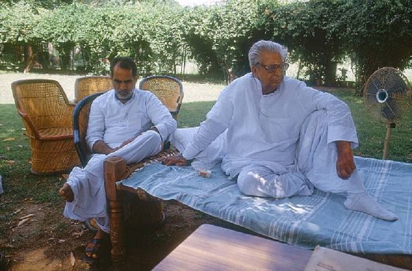 ये 1980 के दशक की तस्वीर है। पूर्व प्रधानमंत्री चंद्रशेखर के साथ देवीलाल। चंद्रशेखर की सरकार में देवीलाल डिप्टी प्राइम मिनिस्टर रहे थे। सोर्स : गेटी इमेज