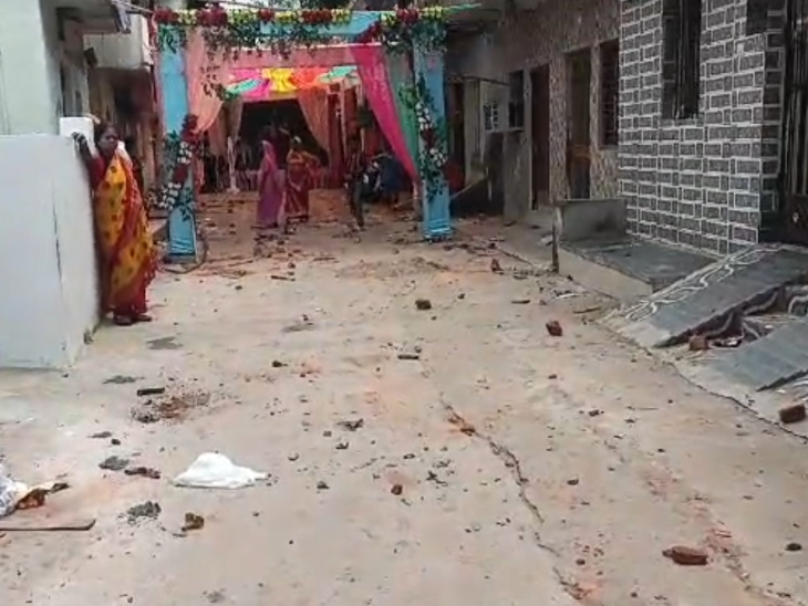 रोड पर पत्थर और ईंट बरसाए गये।