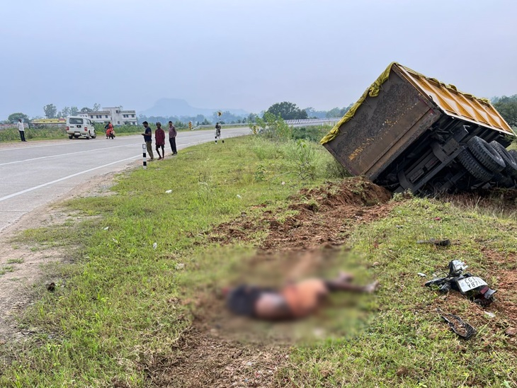 बाइक को चपेट में लेकर नीचे पलटा ट्रेलर