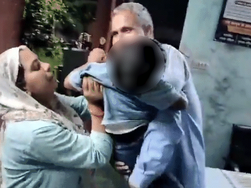 The police handed over Kanha to his mother. The child was crying even at that time.