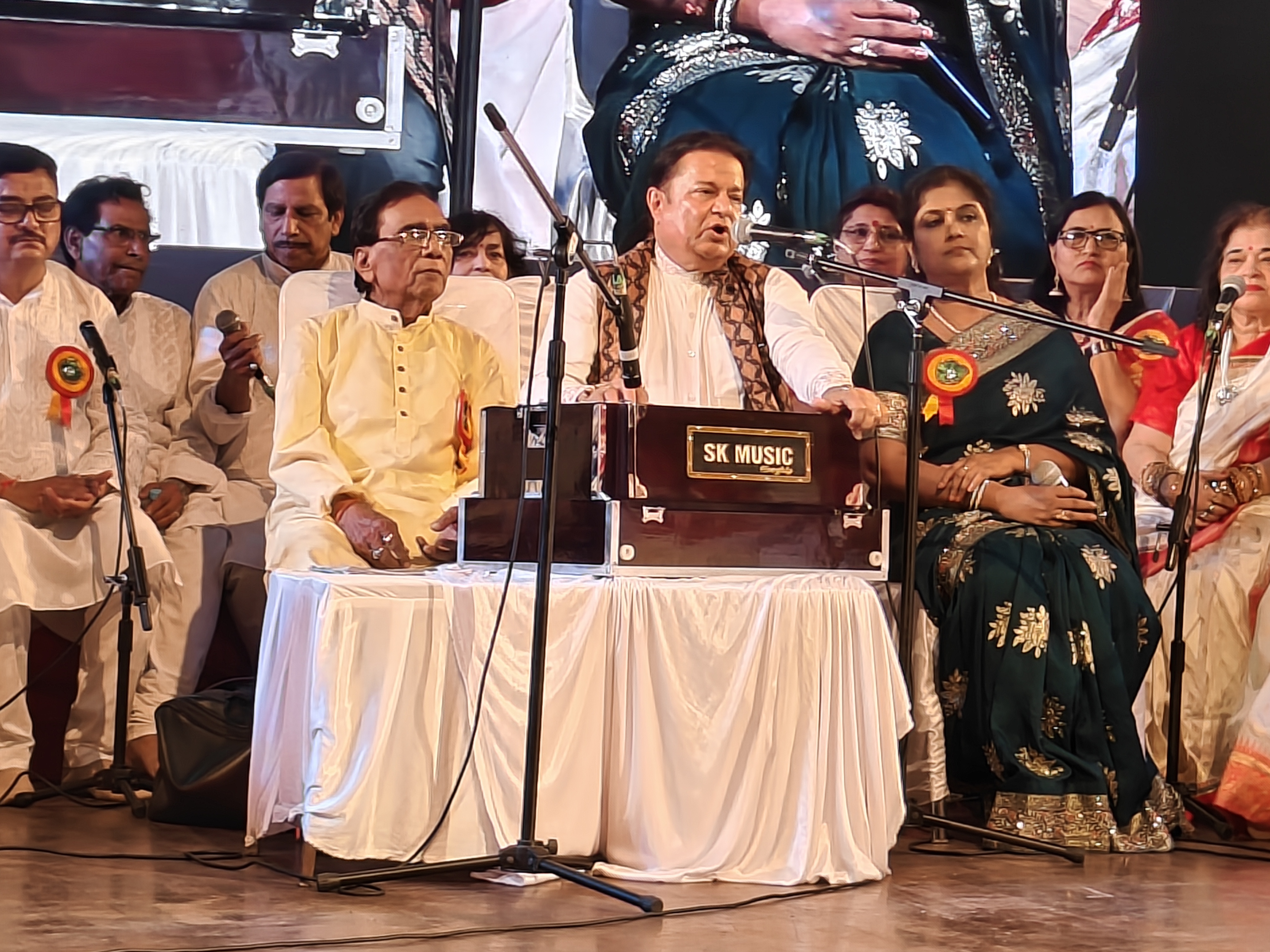 मंच पे गीत गाते हुए अनूप जलोटा