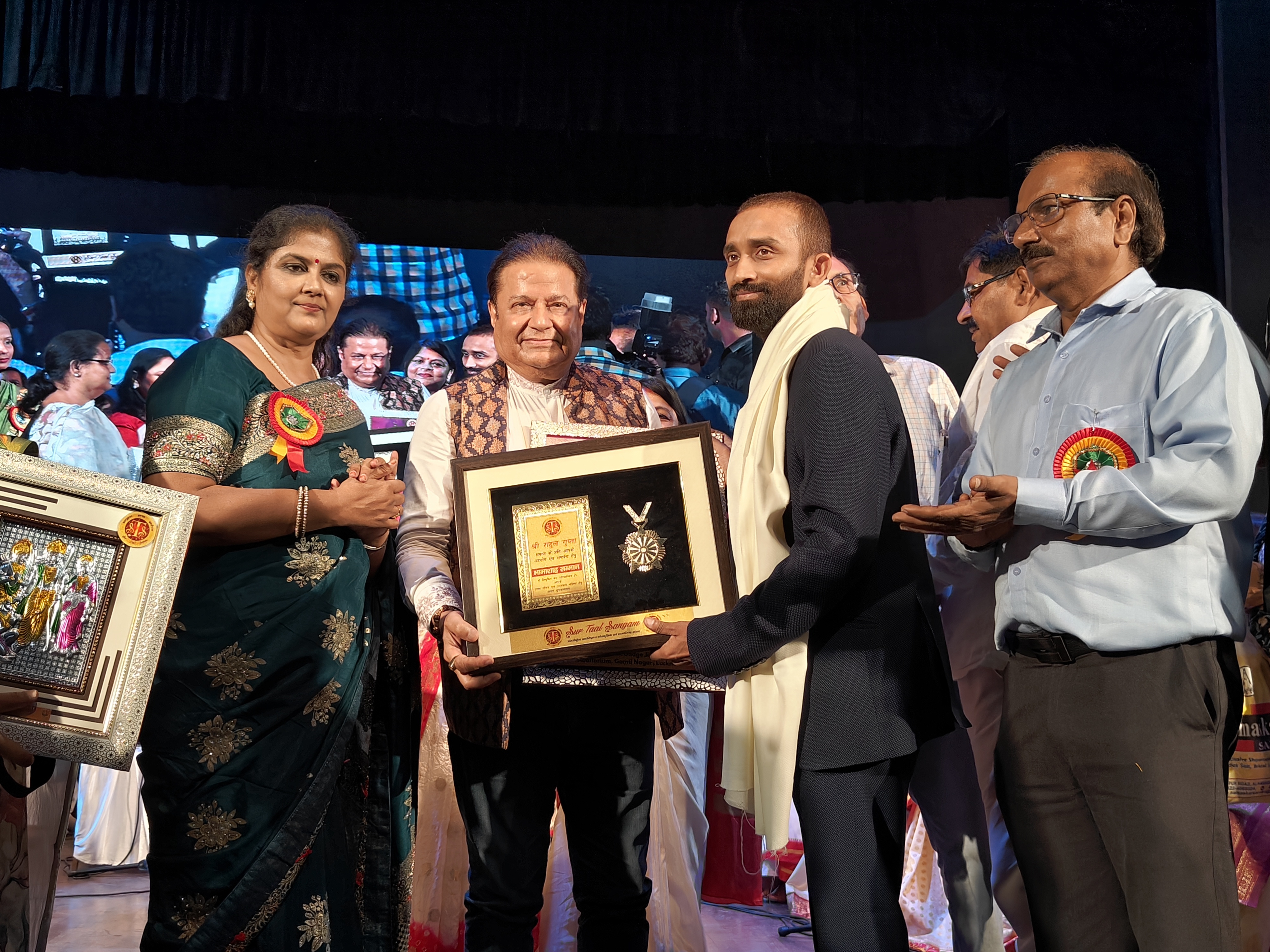 गीत और भजन गायकों को अनूप जलोटा ने किया सम्मानित