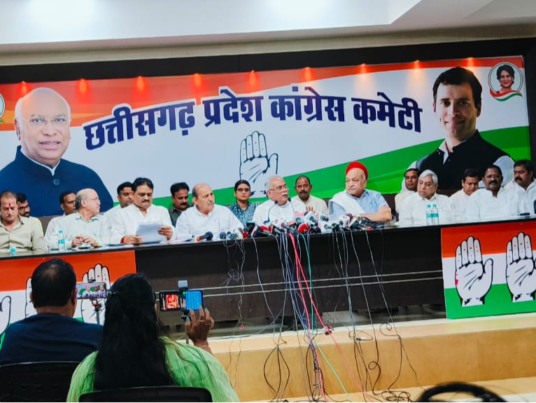 छत्तीसगढ़ के पूर्व मुख्यमंत्री भूपेश बघेल समेत 4 पूर्व मंत्रियों ने राजीव भवन में प्रेस कॉन्फ्रेंस की। - Dainik Bhaskar