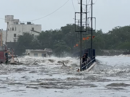 There will be heavy rain again in Gujarat till September 5 | गुजरात में 5  सितंबर तक फिर होगी भारी बारिश: कई जिलों में ऑरेंज और येलो अलर्ट जारी, तटीय  इलाकों में