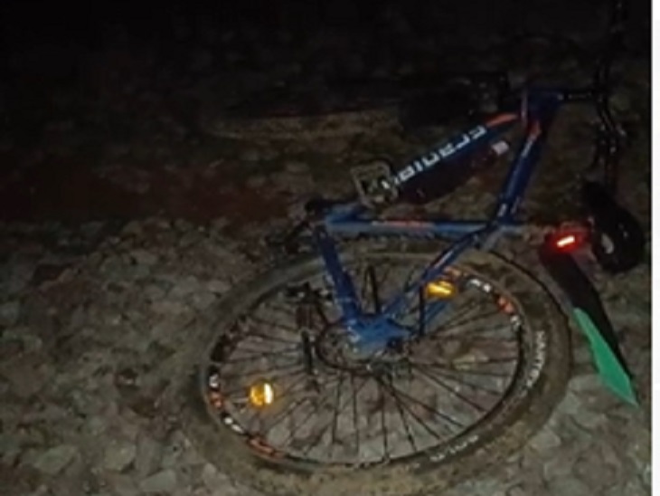 घटना स्थल पर पड़ी बच्चों की साइकिल