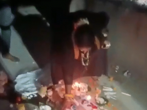 बिलासपुर जिले में जलती चिता के पास एक महिला तांत्रिक तंत्र विद्या करते पकड़ी गई।