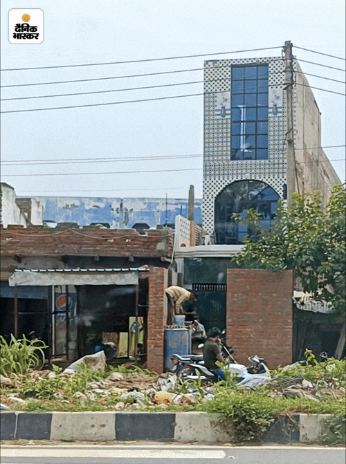 सोहना की मेन मार्केट में रोजका थाना से 200 मीटर दूर ये एक ड्रग्स सप्लायर का मकान है। घर में एक लाख तक का माल हमेशा मौजूद रहता है और दिन भर ड्रग्स सप्लाई होती है।