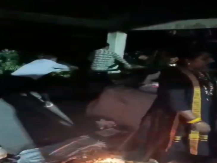 महिला तांत्रिक को थप्पड़ और सहयोगी लाठी-डंडे से जमकर पीटा।