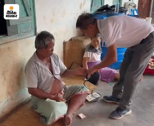 कोत्रुक गांव के बच्चे और बुजुर्ग रिलीफ कैंप में रह रहे हैं। यहां लगातार उनकी सेहत की जांच की जा रही है।