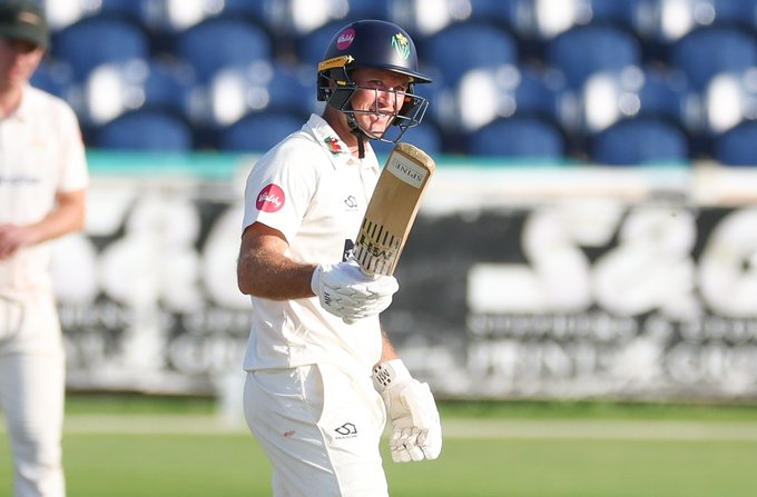 ग्लेमॉर्गन के लिए कॉलिन इनग्राम ने दोहरा शतक लगाया। उन्होंने 253 रनों की पारी खेली.