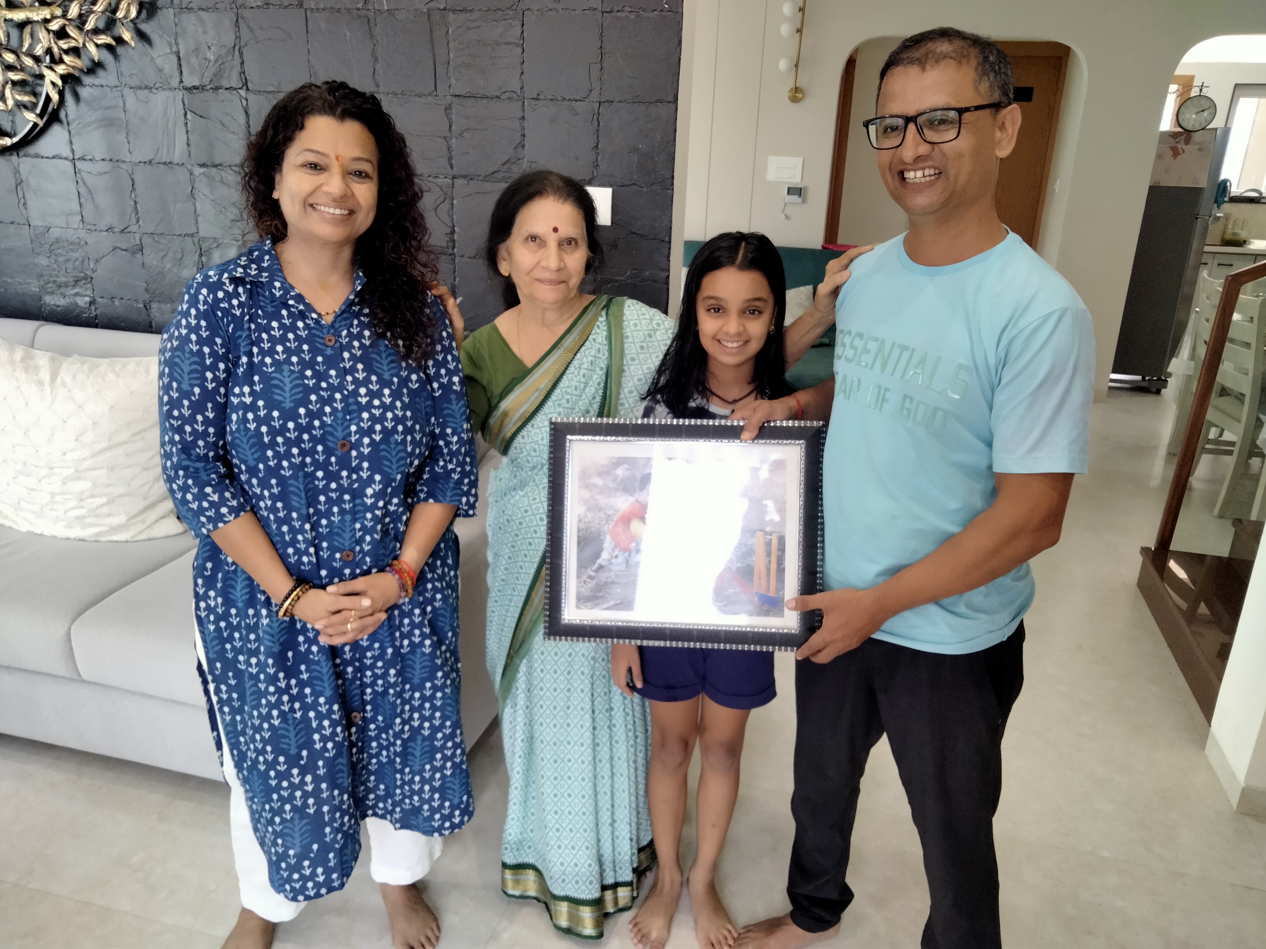 सोहम की फोटो के साथ परिवार. माँ, पापा, दादी और छोटी बहन.
