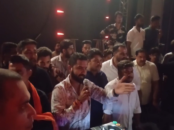 ललित महल में BJYM के नेताओं ने डीजे बंद कराया। - Dainik Bhaskar