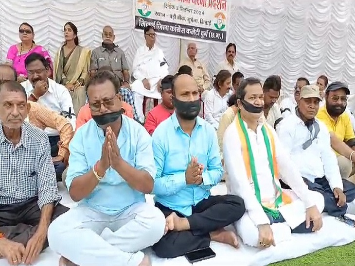 मुंह में काली पट्टी बांधकर धरना प्रदर्शन करते कांग्रेसी - Dainik Bhaskar