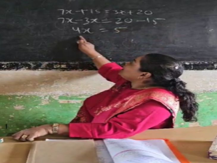 के. शारदा शासकीय पूर्व माध्यमिक शाला खेदामारा में बच्चों को पढ़ाती हुईं।