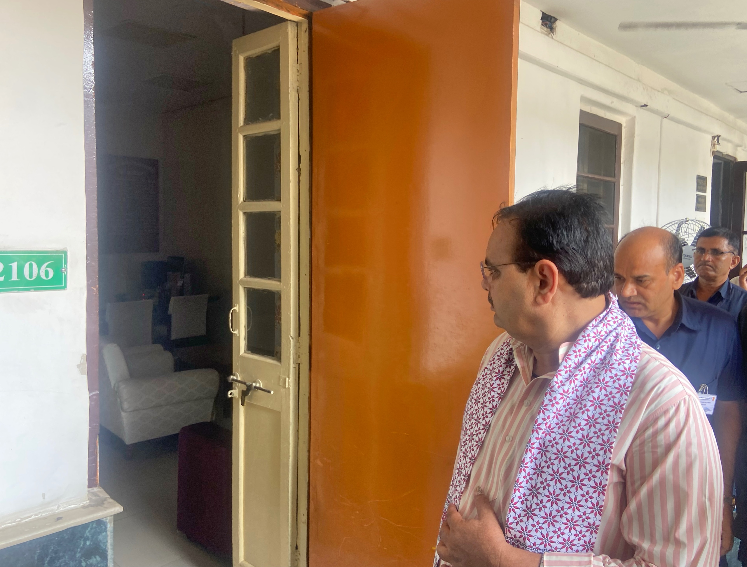 सीएम भजनलाल शर्मा ने अधिकारियों की मौजूदगी के साथ-साथ कमरो की स्थिति को भी बारीकी से देखा।