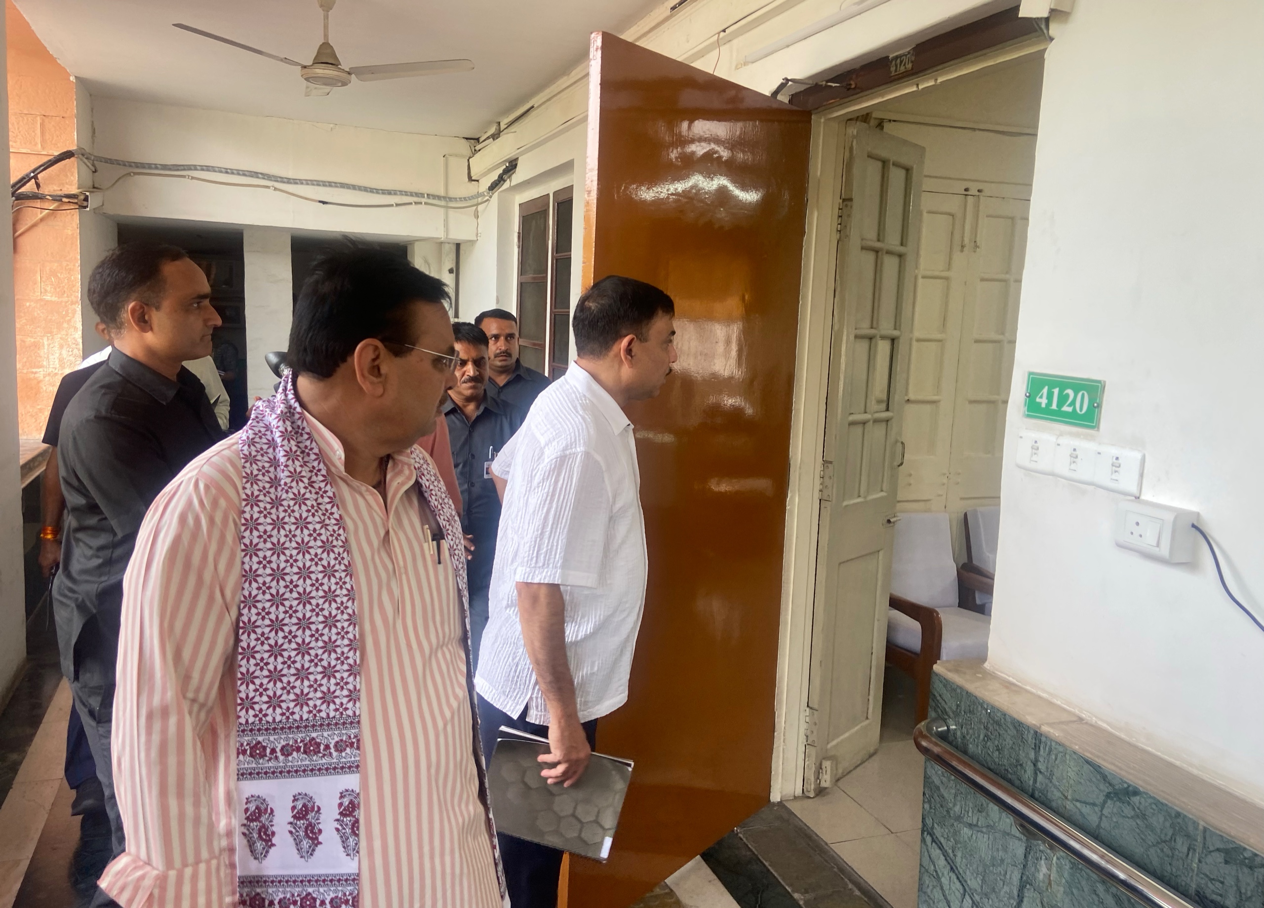 सीएम भजनलाल शर्मा के साथ निरीक्षण के दौरान एसीएस सीएम शिखर अग्रवाल भी मौजूद रहे।