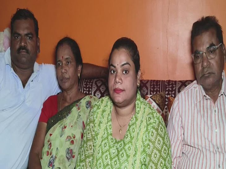 के. शारदा की मां सावित्री बाई और उनके परिवार की तस्वीर।