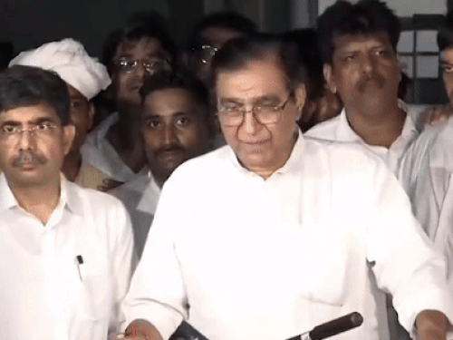 कांग्रेस के प्रदेश प्रभारी दीपक बाबरिया ने भी गठबंधन के बारे में बातचीत चलने की पुष्टि की है।