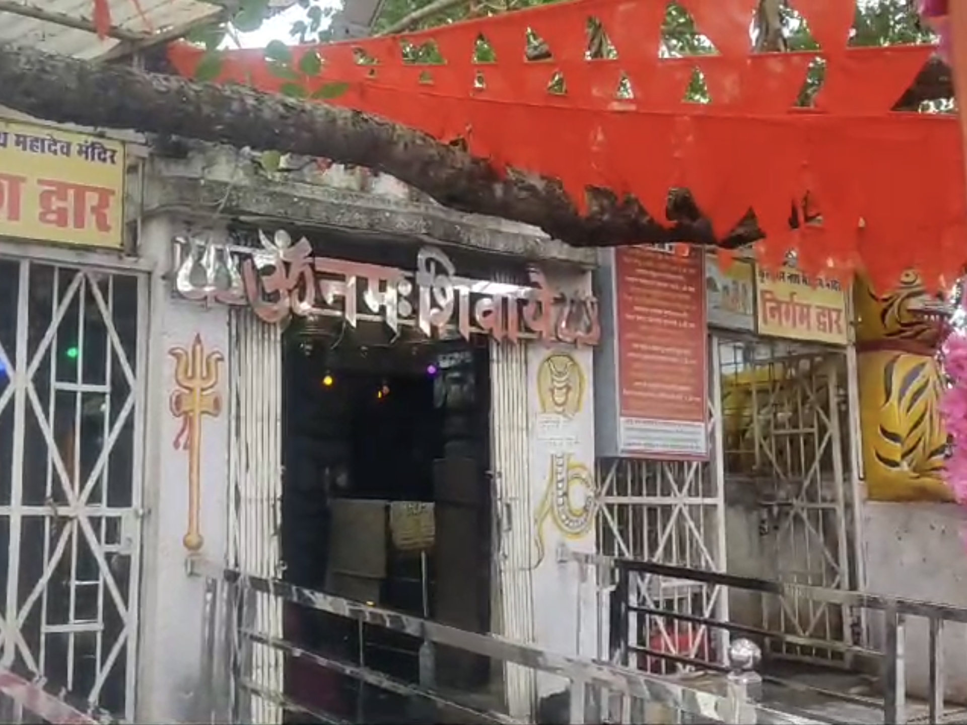 गरियाबंद जिले के राजिम स्थित कुलेश्वर नाथ महादेव मंदिर में चोरी हुई है।
