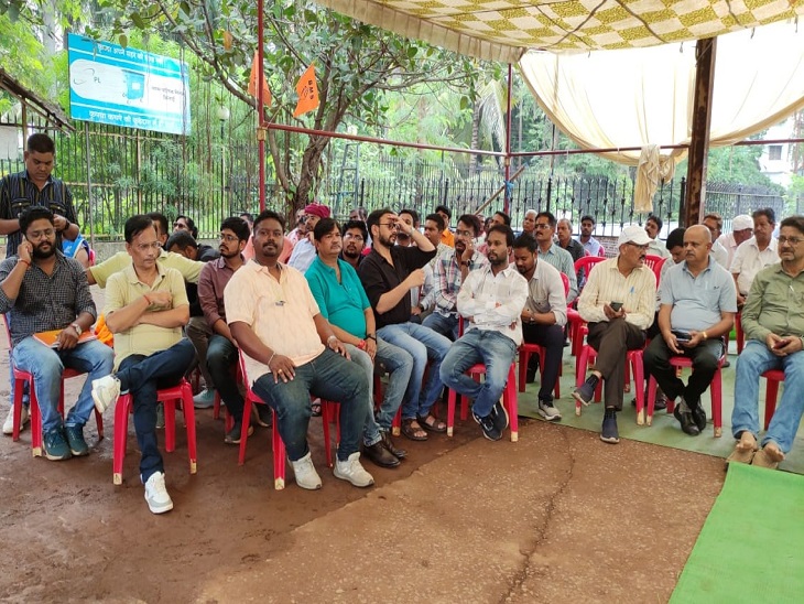 धरना प्रदर्शन करते निगम कर्मी - Dainik Bhaskar