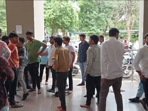 देखते ही देखते कुछ ही मिनटों में बहसबाजी धक्का-मुक्की में बदल गई।