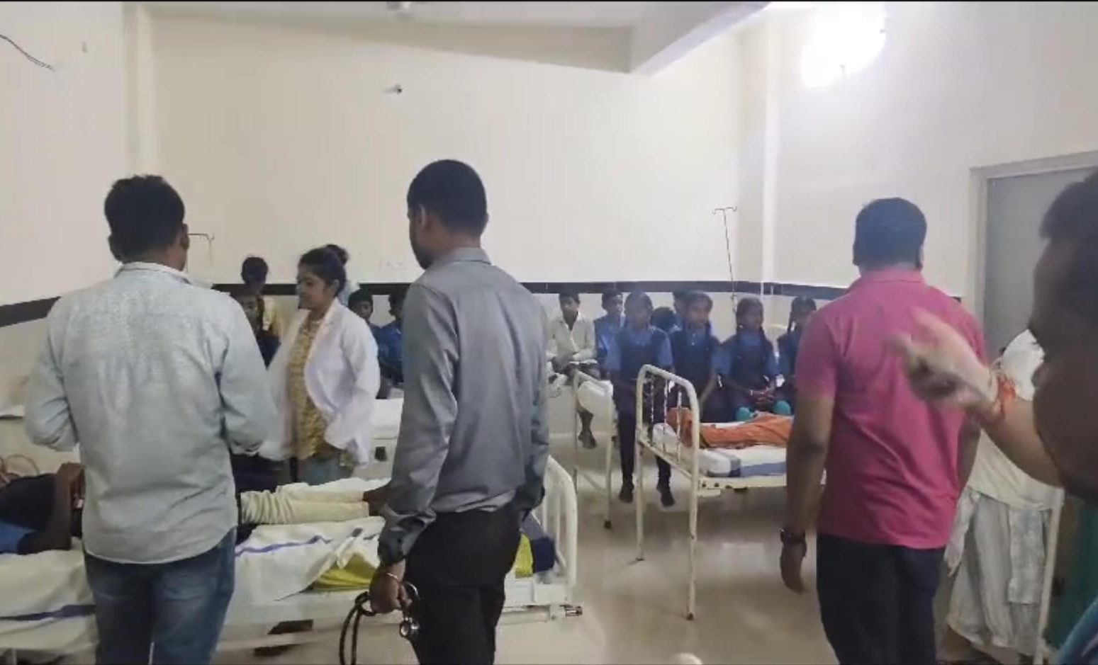 बच्चों को अस्पताल में भर्ती कराया गया है।