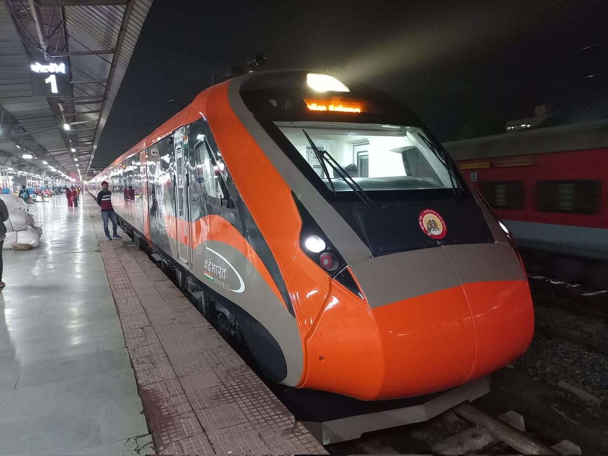Lucknow Pathar Stone pelting on Lucknow-Patna Vande Bharat Express in Varanasi Banaras ...