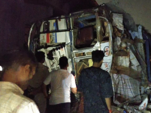 Truck Fell From Overbridge On Railway Line In Kanpur | कानपुर में 30 फीट से रेलवे  ट्रैक पर गिरा ट्रक: ड्राइवर की लाश सीट में धंसी; झांसी रेलवे लाइन ठप -  Kanpur